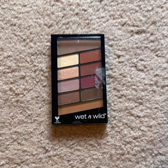 (SOLD) Wet n Wild Rose In The Air Eyeshadow Palette - Picture 1 of 2